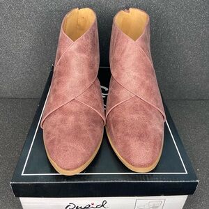 Qupid Women’s Travis – 56 rose top distressed pump size 9 (W64)
New in box